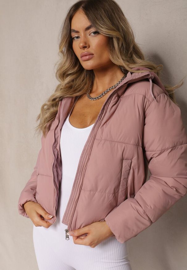 Renee - Różowa Kurtka Pikowana Wykończona Kapturem Aviatoria. Okazja: do pracy, na co dzień. Kolor: różowy. Materiał: jeans. Styl: casual, elegancki