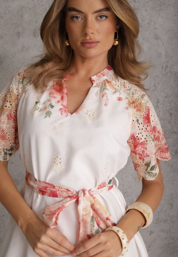 Renee - Biała Sukienka w Kwiatowy Wzór Zdobiona Haftem i Wiązanym Paskiem Gilala. Kolor: biały. Materiał: poliester. Wzór: aplikacja, haft, kwiaty. Styl: boho