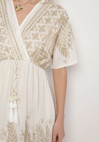 Born2be - Biała Kopertowa Sukienka z Wiskozy Zdobiona Frędzlami i Metalicznym Haftem Redeirae. Okazja: na spacer, na co dzień. Typ kołnierza: dekolt w serek. Kolor: biały. Materiał: wiskoza. Wzór: haft, aplikacja. Typ sukienki: kopertowe. Styl: casual, klasyczny #4