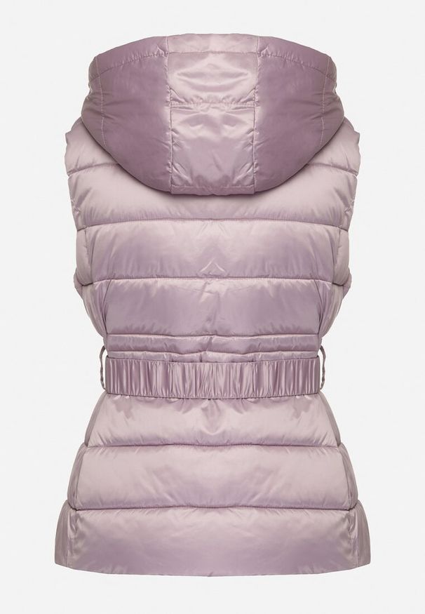 Born2be - Fioletowa Pikowana Kamizelka z Odpinanym Kapturem Marszczonym Paskiem i Metaliczną Klamrą Inessae. Kolor: fioletowy. Materiał: jeans. Sezon: jesień, wiosna. Styl: klasyczny, elegancki