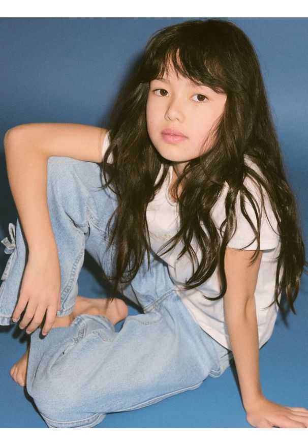 Reserved - Jeansy straight z kokardkami - niebieski. Kolor: niebieski