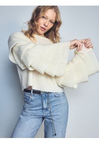 Reserved - Sweter z ozdobnymi rękawami - kremowy. Kolor: kremowy. Materiał: dzianina, wełna #1