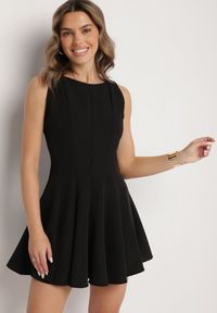 Born2be - Czarna Rozkloszowana Sukienka Ozdobiona Przeszyciami Evinini. Kolor: czarny. Wzór: aplikacja. Styl: klasyczny, elegancki #1