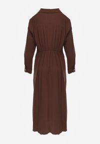 Renee - Brązowa Koszulowa Sukienka z Wiskozy z Asymetrycznym Drapowaniem i Guzikiem Hetasa. Okazja: na co dzień. Kolor: brązowy. Materiał: wiskoza. Długość rękawa: długi rękaw. Typ sukienki: asymetryczne, koszulowe. Styl: casual, elegancki #3