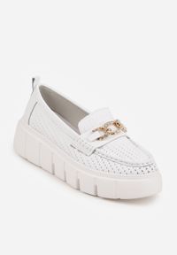 Born2be - Białe Skórzane Mokasyny na Grubej Podeszwie Zdobione Perforacją i Łańcuszkiem Ariuk. Okazja: do pracy, na co dzień. Kolor: biały. Materiał: skóra. Wzór: aplikacja. Styl: elegancki, casual #3