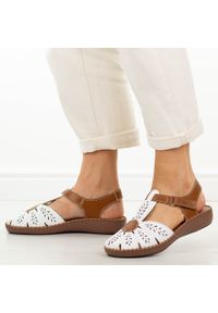 Białe skórzane sandały damskie Jezzi 9761. Okazja: na spacer, na co dzień. Nosek buta: okrągły. Zapięcie: rzepy. Kolor: biały. Materiał: skóra. Sezon: wiosna, lato. Styl: casual, klasyczny #1