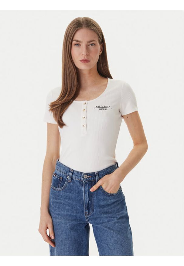Guess T-Shirt GUESS x NORTH SAILS W6GP01 K2658 Écru Regular Fit. Materiał: syntetyk