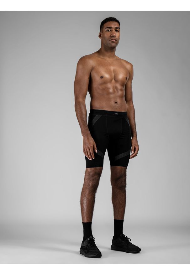 4f - 4F Krótkie legginsy treningowe kompresyjne męskie 4F x Robert Lewandowski M. Kolor: czarny. Długość: krótkie. Wzór: nadruk. Sport: fitness