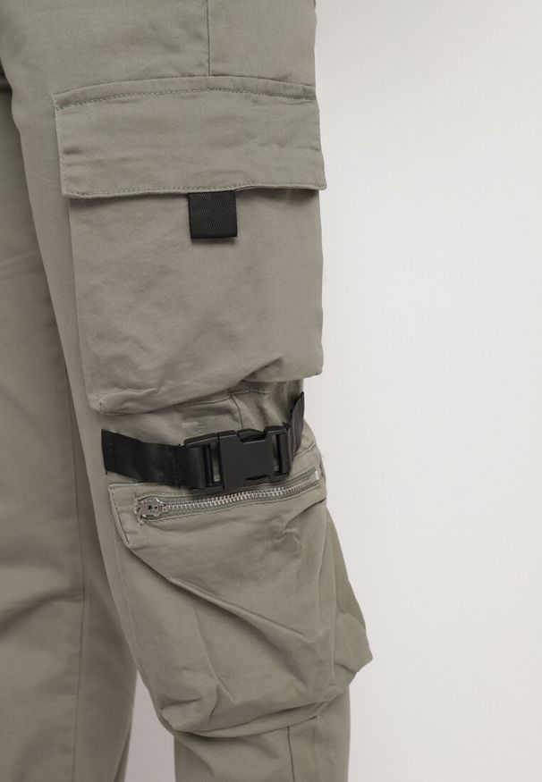 Born2be - Ciemnozielone Spodnie Cargo z Elastycznej Bawełny Irilene. Okazja: na co dzień. Kolor: zielony. Materiał: bawełna. Styl: elegancki, casual