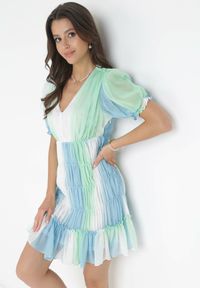 Born2be - Zielona Rozkloszowana Sukienka Mini z Falbankami i Głębokim Dekoltem Edvige. Okazja: na co dzień. Typ kołnierza: kołnierz z falbankami. Kolor: zielony. Materiał: tkanina. Długość rękawa: krótki rękaw. Styl: casual. Długość: mini #4