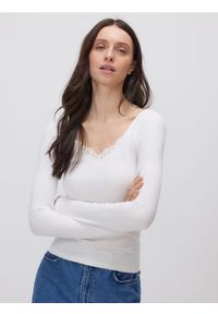 Reserved - Bluzka z koronką - biały. Kolor: biały. Materiał: koronka. Wzór: koronka