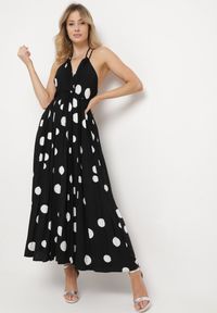 Born2be - Czarna Rozkloszowana Sukienka z Wiskozy Wiązana na Szyi i Plecach z Gumką w Pasie Jessmarie. Okazja: na co dzień. Kolor: czarny. Materiał: wiskoza. Styl: casual #1