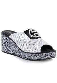 Skórzane klapki damskie na koturnie białe S.Barski 7012. Kolor: biały. Materiał: skóra. Obcas: na koturnie #1