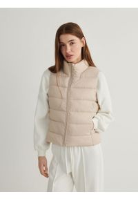 Reserved - Krótka pikowana kamizelka - kremowy. Kolor: kremowy. Materiał: materiał. Długość: krótkie #1