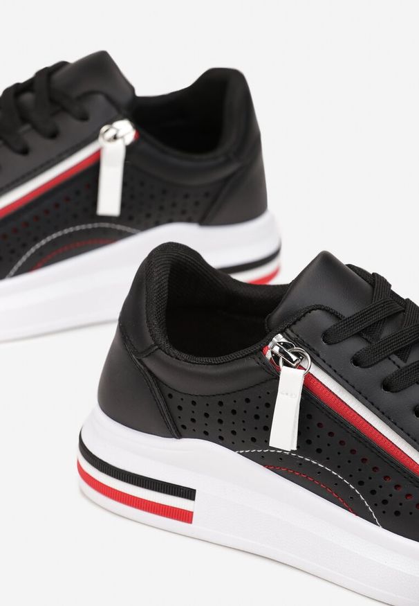 Renee - Czarne Sneakersy Zdobione Ażurowymi Wycięciami i Suwakiem Kerstin. Kolor: czarny. Szerokość cholewki: wąska. Wzór: aplikacja, ażurowy. Obcas: na platformie