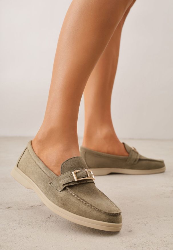 Born2be - Zielone Mokasyny z Prostokątną Metaliczną Ozdobą Aeleorane. Nosek buta: okrągły. Zapięcie: klamry. Kolor: zielony. Materiał: skóra, zamsz. Wzór: aplikacja. Obcas: na obcasie. Styl: klasyczny. Wysokość obcasa: niski