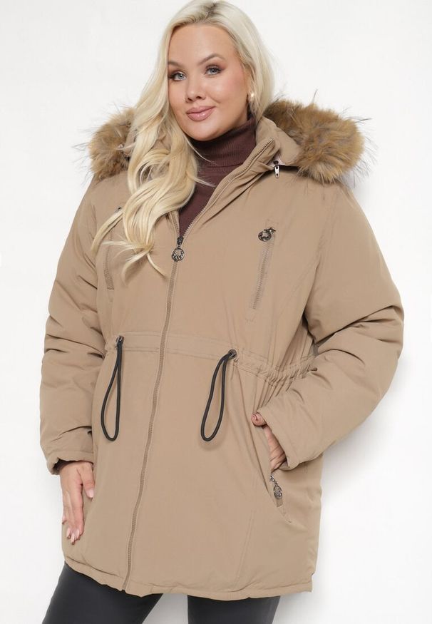 Born2be - Ciemnobeżowa Kurtka Parka Ocieplana z Troczkami i Odpinanym Kapturem Innorina. Kolor: beżowy. Materiał: jeans. Długość rękawa: długi rękaw. Długość: długie. Sezon: zima