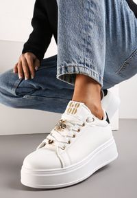 Renee - Biało-Czarne Sneakersy na Niskiej Platformie z Ozdobnymi Metalowymi Aplikacjami Auala. Kolor: biały. Wzór: aplikacja. Obcas: na platformie #1