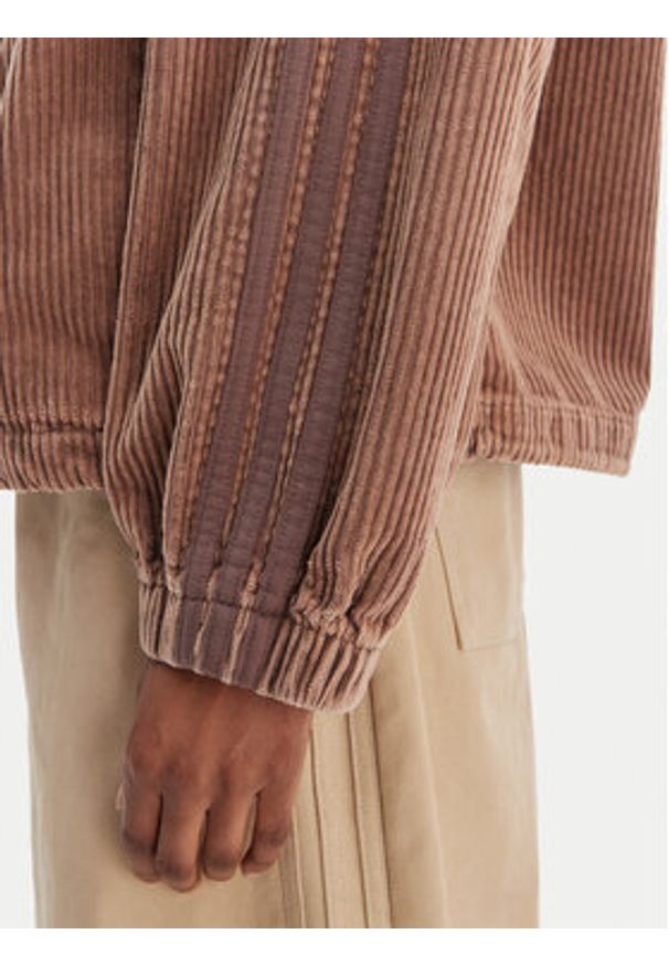 Adidas - adidas Bluza Corduroy Sst KD8781 Brązowy Oversize. Kolor: brązowy. Materiał: bawełna
