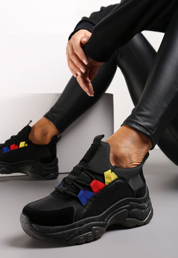 Renee - Czarne Sneakersy z Grubą Podeszwą z Kolorowym Sznurowaniem Soloi. Kolor: czarny. Wzór: kolorowy