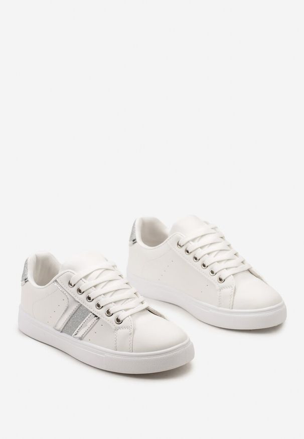 Renee - Biało-Srebrne Casualowe Sneakersy z Brokatem i Metalicznym Zdobieniem Tidalis. Okazja: na co dzień. Nosek buta: okrągły. Zapięcie: sznurówki. Kolor: biały. Materiał: jeans, materiał. Wzór: aplikacja. Obcas: na obcasie. Wysokość obcasa: niski