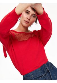 TOP SECRET - Sweter z tiulową wstawką oraz wiązaniem na ramionach. Okazja: na co dzień. Kolor: czerwony. Materiał: tiul. Sezon: zima, jesień. Styl: casual, elegancki #4