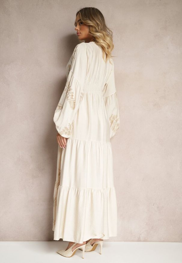 Renee - Beżowa Sukienka z Wiskozy Ozdobiona Metalicznym Haftem Nalainor. Okazja: na co dzień, na randkę. Typ kołnierza: dekolt w kształcie V. Kolor: beżowy. Materiał: wiskoza. Długość rękawa: długi rękaw. Wzór: aplikacja, haft. Styl: casual