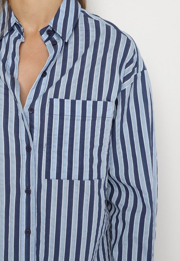 Born2be - Niebieska Koszula z Bawełny Ozdobiona Paskami i Dłuższym Tyłem Naonara. Okazja: na co dzień, na spotkanie biznesowe. Kolor: niebieski. Materiał: bawełna. Długość: długie. Wzór: aplikacja. Styl: biznesowy, casual, elegancki