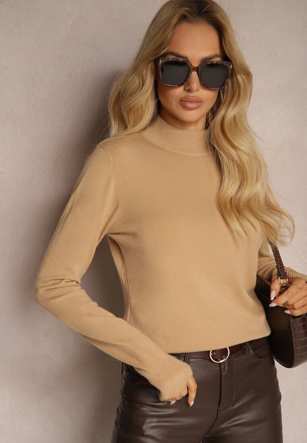 Renee - Beżowy Półgolf o Klasycznym Fasonie z Kaszmirem i Wiskozą Zailana. Okazja: na spotkanie biznesowe, do pracy, na randkę. Kolor: beżowy. Materiał: wiskoza, kaszmir. Długość rękawa: długi rękaw. Długość: długie. Wzór: aplikacja. Styl: klasyczny