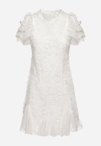 Born2be - Biała Sukienka Mini z Koronkowymi Wstawkami i Falbankami Soffiana. Okazja: na co dzień, na imprezę. Typ kołnierza: kołnierz z falbankami. Kolor: biały. Materiał: koronka. Długość rękawa: krótki rękaw. Wzór: koronka. Styl: casual, elegancki. Długość: mini #4