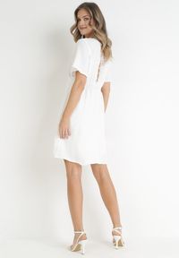 Born2be - Biała Rozkloszowana Sukienka Mini z Koronkowymi Wstawkami Setaya. Kolor: biały. Materiał: koronka. Typ sukienki: rozkloszowane. Styl: boho. Długość: mini #5