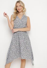 Born2be - Granatowo-Beżowa Sukienka z Elastycznej Bawełny z Asymetrycznym Dołem i Gumką w Pasie Penelorea. Okazja: na spacer, na co dzień. Typ kołnierza: dekolt w kształcie V. Kolor: niebieski. Materiał: bawełna. Typ sukienki: asymetryczne. Styl: elegancki, casual #4