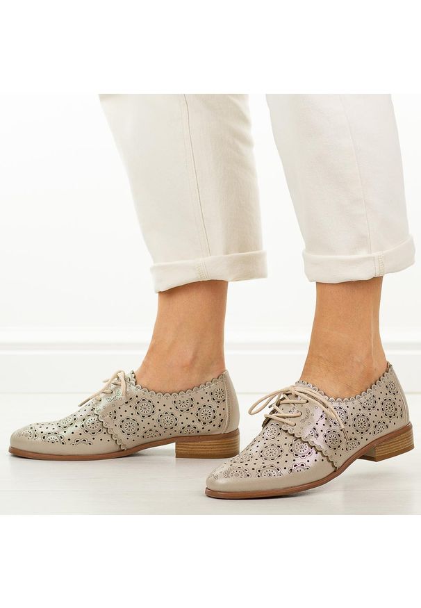 POTOCKI - Złote ażurowe półbuty damskie Potocki 12778. Kolor: złoty. Materiał: skóra. Szerokość cholewki: normalna. Wzór: ażurowy. Sezon: wiosna, lato. Obcas: na obcasie. Styl: klasyczny, elegancki. Wysokość obcasa: niski