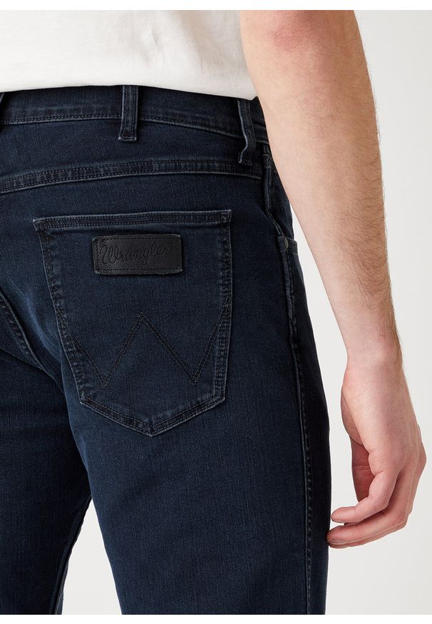 Wrangler - MĘSKIE SPODNIE JEANSOWE WRANGLER GREENSBORO IRON BLUE W15QLT35X 112141197