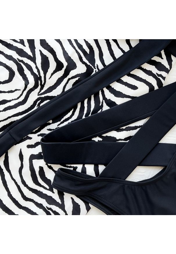 Intica - Bikini z ozdobnymi paskami na plażę i basen Shireen. Kolor: zielony. Materiał: materiał. Wzór: paski