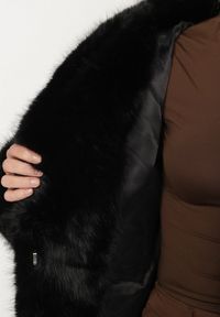 Born2be - Czarna Kurtka Futerko Oversize z Kapturem Unillea. Okazja: na co dzień. Typ kołnierza: kaptur. Kolor: czarny. Materiał: futro. Styl: elegancki, casual