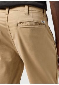 Wrangler - MESKIE SPODENKI WRANGLER CHINO SHORT PLAZA TAUPE 112362349. Okazja: na co dzień. Materiał: skóra, bawełna, elastan, len, materiał. Długość: do kolan. Sezon: lato. Styl: casual, klasyczny #3