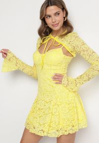 Born2be - Żółta Rozkloszowana Sukienka Koktajlowa z Koronką i Bolerkiem Eyrfedi. Okazja: na randkę, na ślub cywilny, na wesele. Kolor: żółty. Materiał: koronka. Długość rękawa: na ramiączkach. Wzór: koronka. Styl: wizytowy #1
