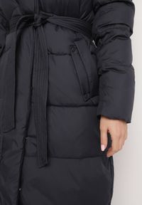 Born2be - Granatowa Pikowana Kurtka o Długim Kroju z Kapturem i Wiązanym Paskiem Neandira. Okazja: na co dzień. Typ kołnierza: kaptur. Kolor: niebieski. Materiał: jeans, materiał. Długość rękawa: długi rękaw. Długość: długie. Sezon: zima, jesień. Styl: klasyczny, casual, elegancki #7