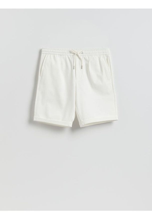 Reserved - Szorty regular fit - złamana biel. Materiał: dzianina, włókno