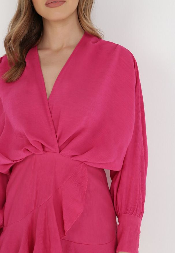 Born2be - Fuksjowa Sukienka Appobe. Okazja: na imprezę. Typ kołnierza: dekolt w serek. Kolor: różowy. Materiał: wiskoza, tkanina. Wzór: aplikacja. Typ sukienki: kopertowe. Długość: mini