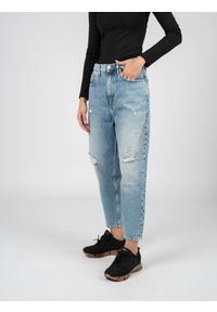 TOMMY HILFIGER - Tommy Jeans Jeansy "Mom Jean" | DW0DW11488 | Mom Jean | Kobieta | Niebieski. Stan: podwyższony. Kolor: niebieski. Wzór: aplikacja