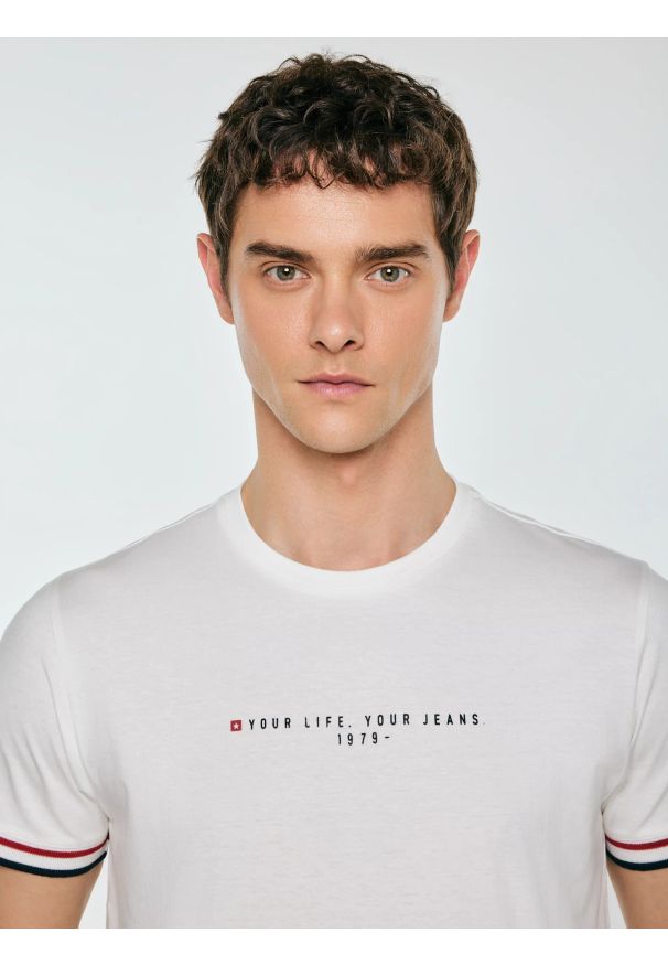 Big-Star - Koszulka męska z kontrastowym wykoŅczeniem biała Bortor 100. Kolor: biały. Materiał: jeans, bawełna. Wzór: nadruk