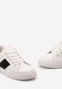 Born2be - Bialo-Czarne Sneakersy Ozdobione Cyrkoniami Perlara. Nosek buta: okrągły. Zapięcie: sznurówki. Kolor: biały. Materiał: materiał. Wzór: aplikacja. Obcas: na obcasie. Wysokość obcasa: niski #6