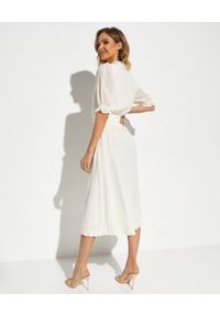 M.A.B.E - Sukienka z ozdobnym wiązaniem. Kolor: biały. Materiał: bawełna. Długość: midi