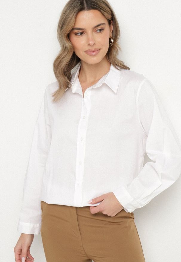 Born2be - Biała Bawełniana Koszula w Klasycznym Stylu Oversize Rivriz. Okazja: na co dzień, na spotkanie biznesowe. Typ kołnierza: kołnierzyk klasyczny. Kolor: biały. Materiał: bawełna. Styl: klasyczny