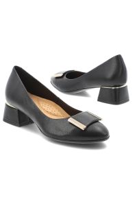 Czółenka damskie Armodo, cholewka skóra naturalna gładka klasyczny fason stabilny obcas metalowa ozdoba z przodu jednolita forma miękkie wykończenie. Kolor: czarny. Materiał: skóra. Szerokość cholewki: normalna. Wzór: gładki, jednolity, aplikacja. Obcas: na obcasie. Styl: klasyczny. Wysokość obcasa: średni #4