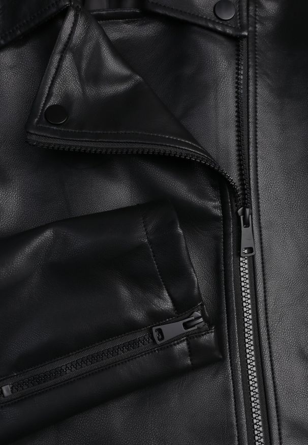 Born2be - Czarna Kurtka Ramoneska o Taliowanym Kroju z Suwakami przy Rękawach Harirra. Okazja: na co dzień. Kolor: czarny. Materiał: poliester, skóra, jeans. Styl: casual, elegancki, klasyczny