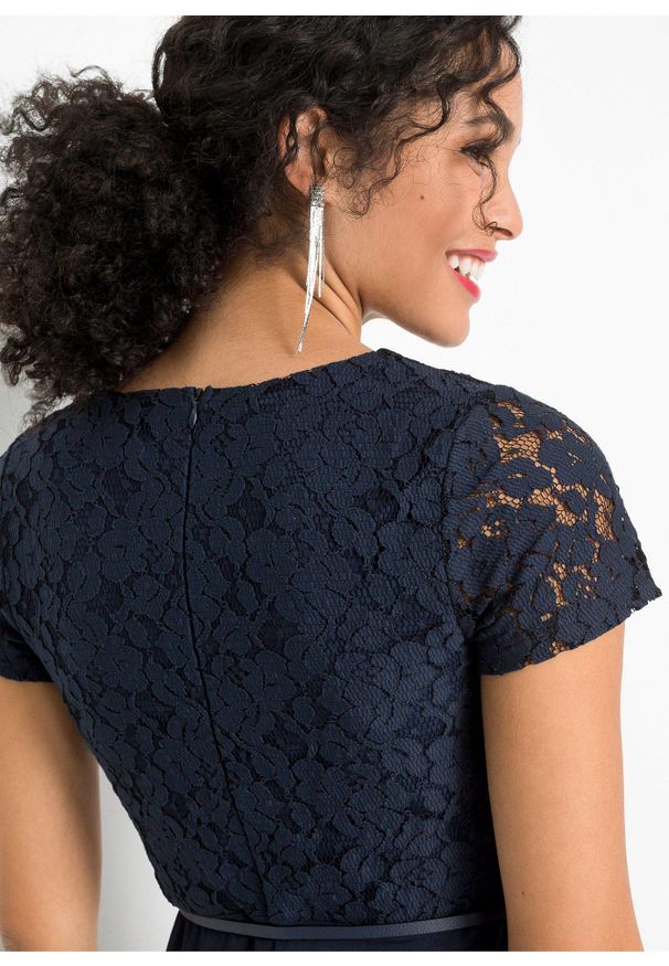 bonprix - Sukienka mini z koronką i paskiem. Kolor: niebieski. Materiał: koronka. Wzór: koronka. Styl: elegancki. Długość: mini