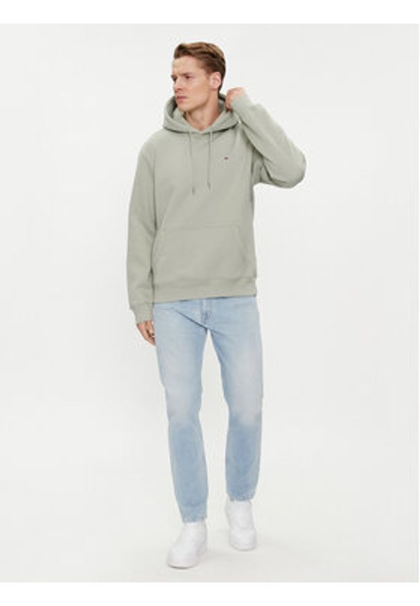 Tommy Jeans Jeansy Dad DM0DM18718 Niebieski Tapered Fit. Kolor: niebieski